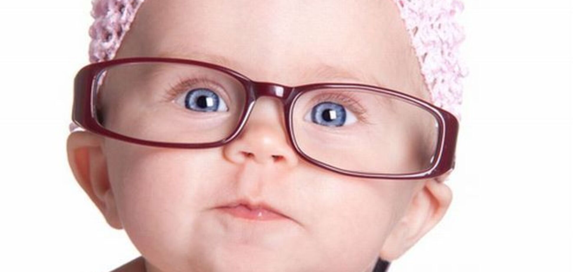 Малышка, которая впервые четко увидела родителей: трогательное видео