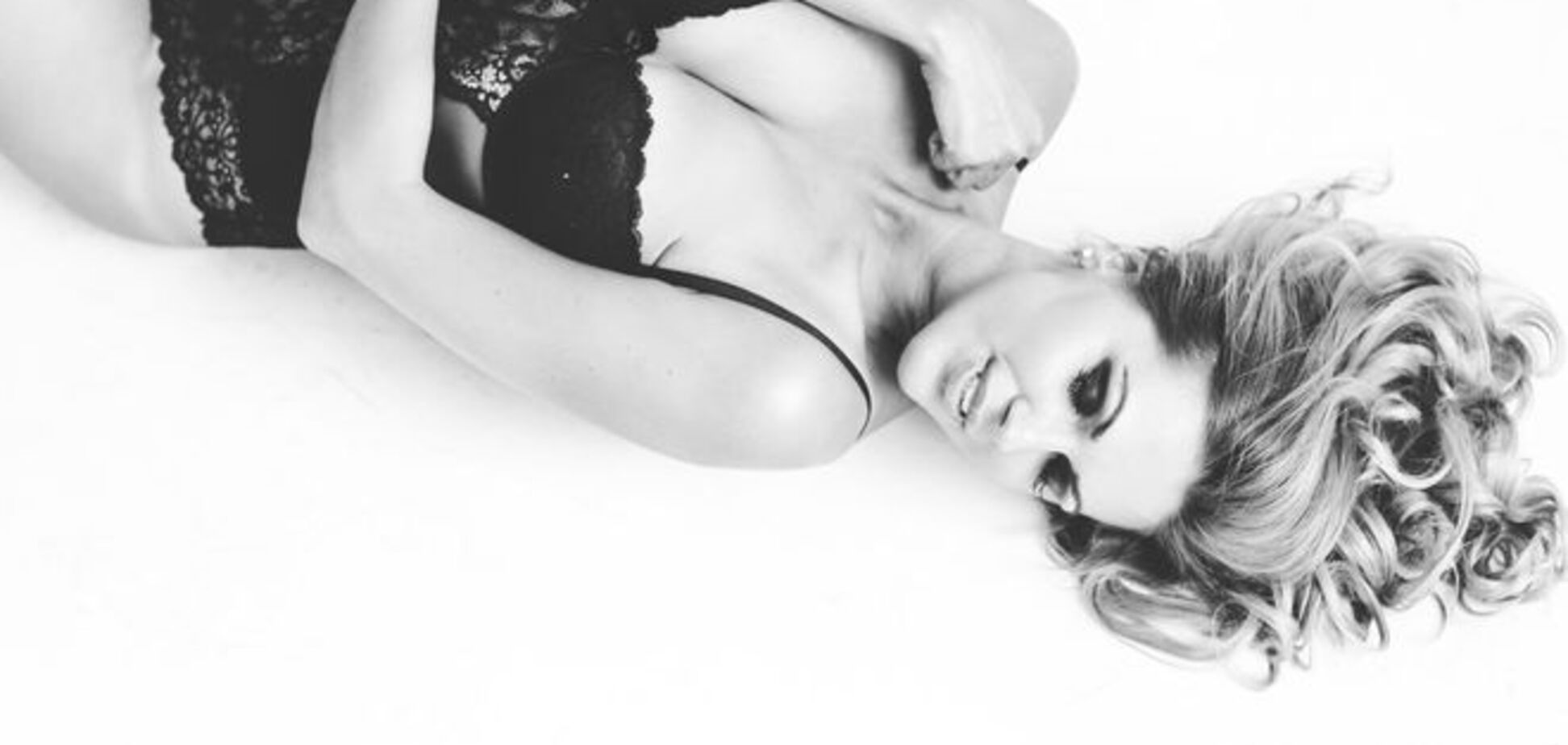 Яна Клочкова снялась в кружевном белье: соблазнительная фотосессия