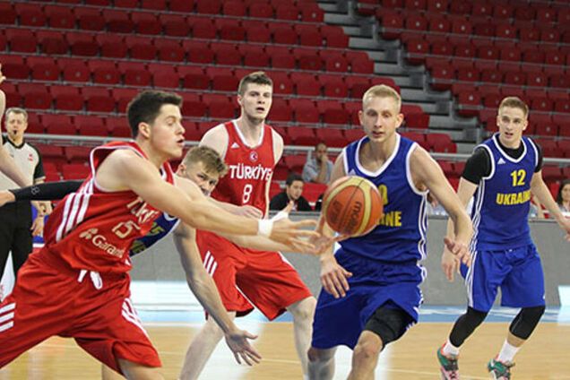 Украина в драматичной битве упустила победу на молодежном Евробаскете