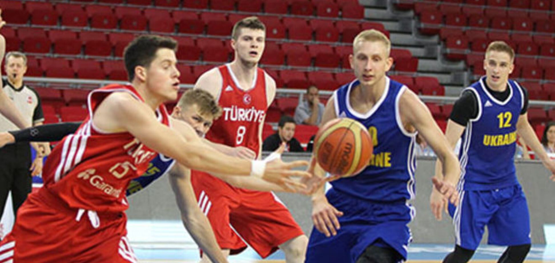 Украина в драматичной битве упустила победу на молодежном Евробаскете