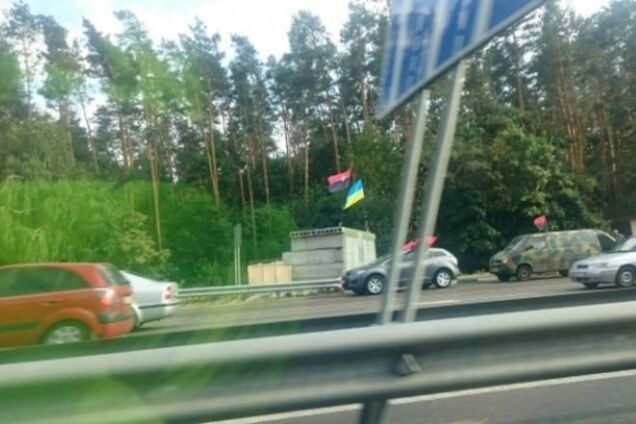 Вооруженные бойцы 'Правого сектора' рассказали, зачем поставили блокпосты на выездах из Киева