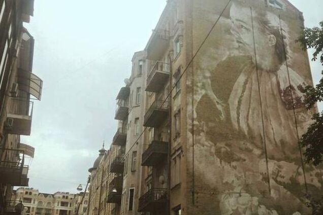 Дом в центре Киева украсили ландышами Леси Украинки: фотофакт