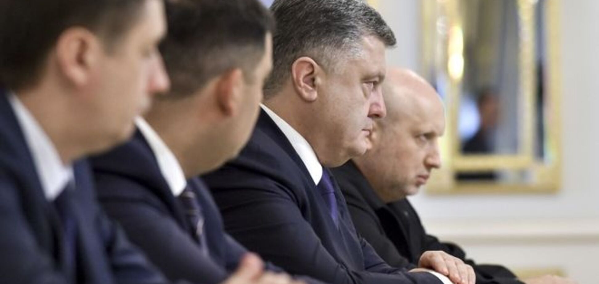 Порошенко заявил о необходимости усиления обороны Мариуполя  