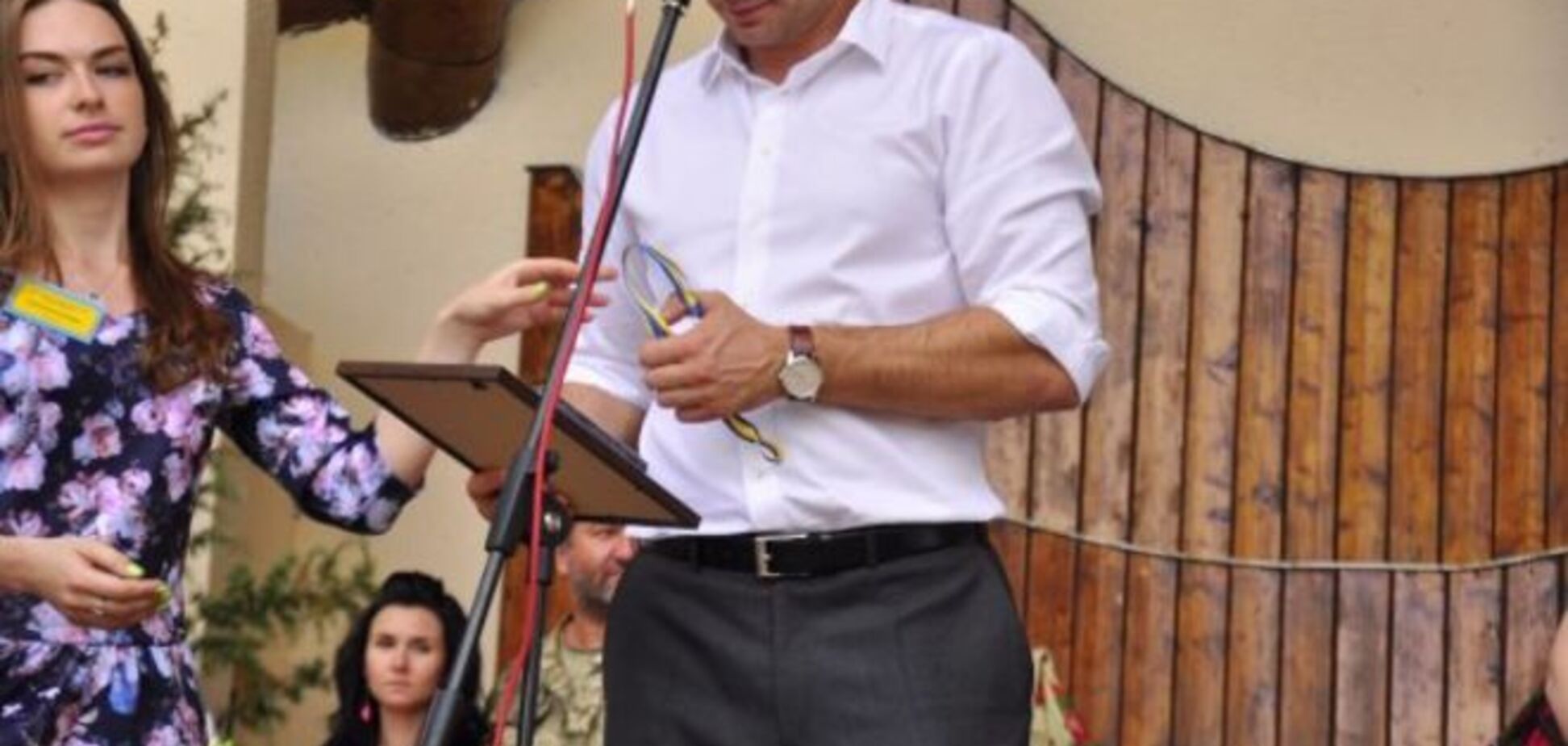 Роскошные аксессуары мэра Киева: Кличко показал сапфировые часы за 75 тысяч