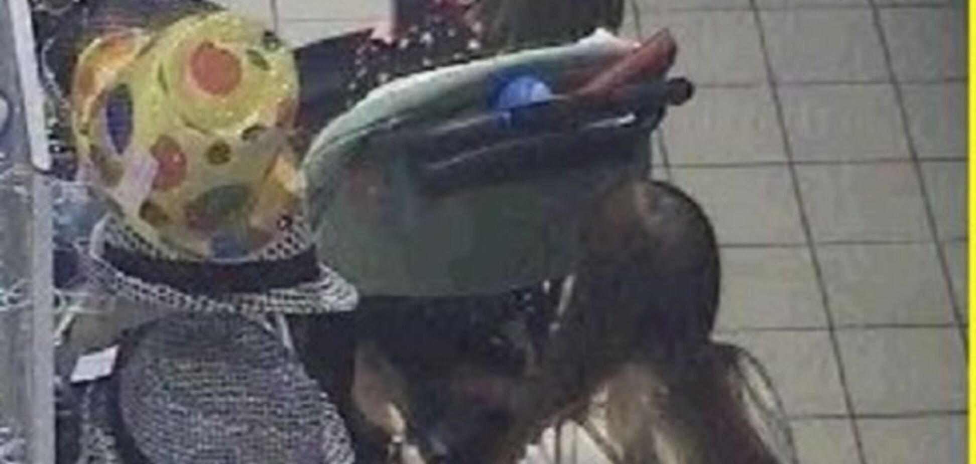 В киевском супермаркете поймали вороватую молодую маму: фото и видео