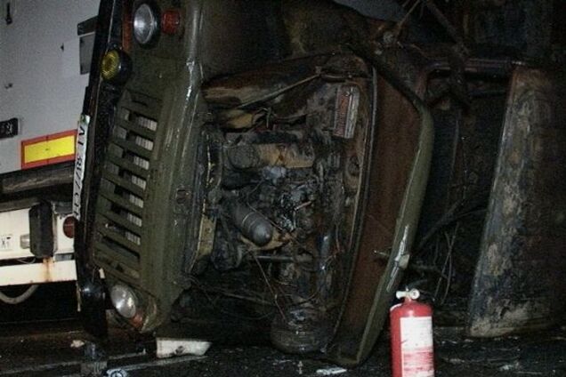 У ДТП під Києвом загорілася вантажівка, яка перекинулася 