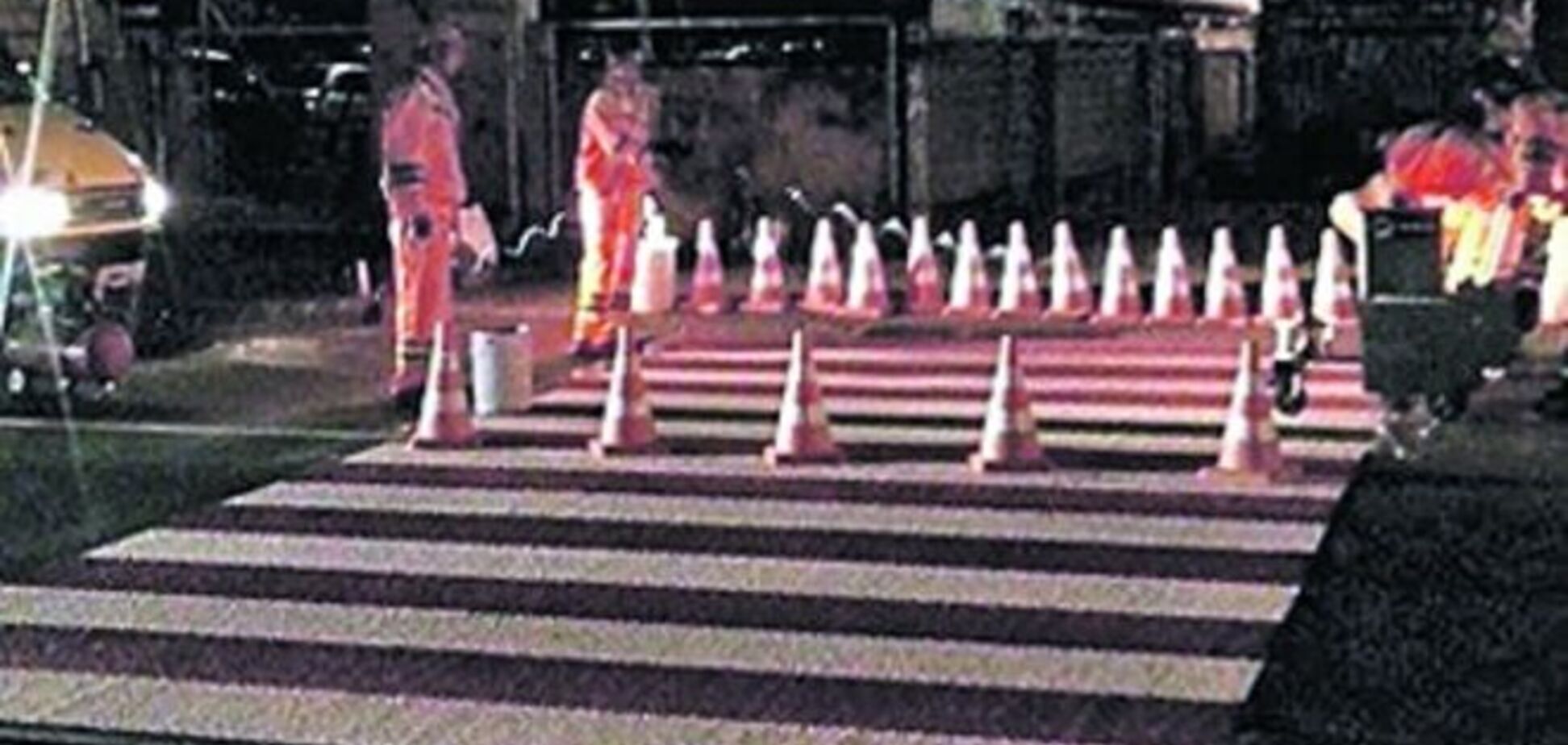 В Киеве на дороге появилась красно-белая зебра: фотофакт