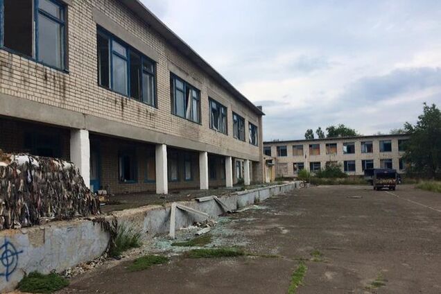 'Гради' прилетіли: в мережі показали фото обстрілу школи в Трьохізбенці