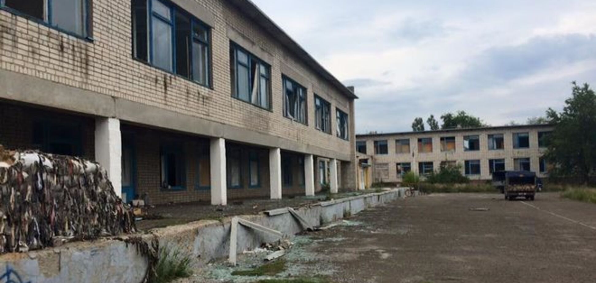 'Гради' прилетіли: в мережі показали фото обстрілу школи в Трьохізбенці