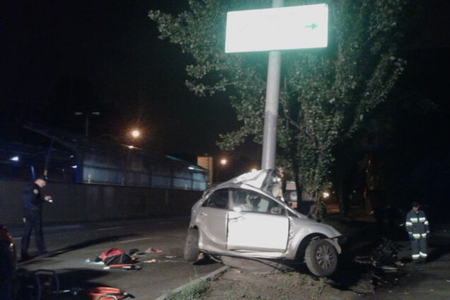 Смертельное ДТП в Киеве: иномарка врезалась в столб