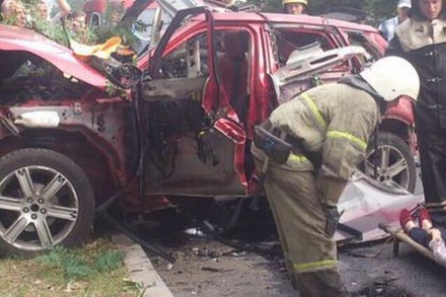 У Донецьку посеред дороги вибухнуло авто із жінкою всередині: опубліковані фото