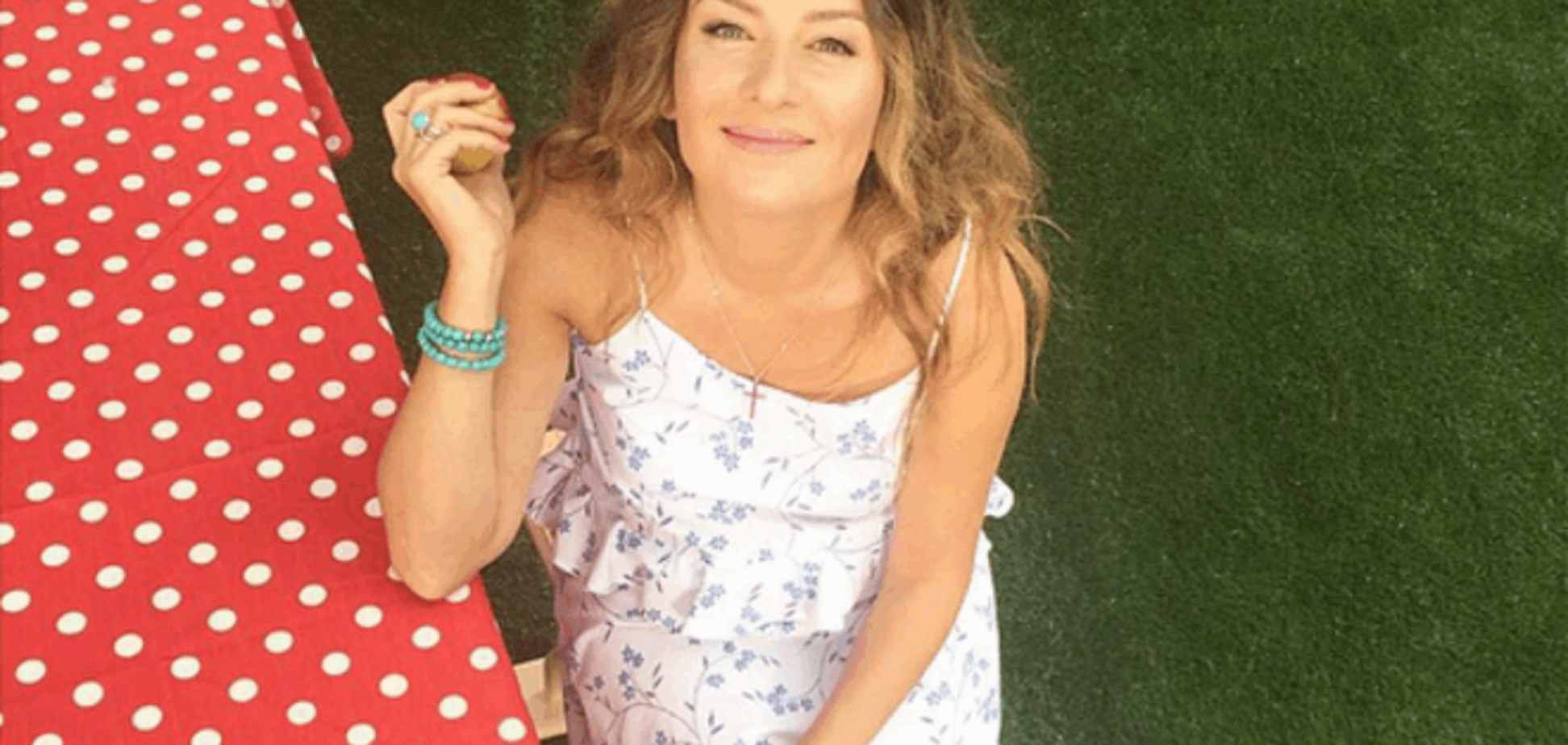 Жанна Бадоева обожает кроссовки: стильные образы звезды со съемок