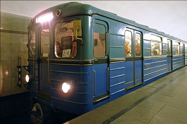 У київському метро грабіжник вирвав із рук пасажирки телефон