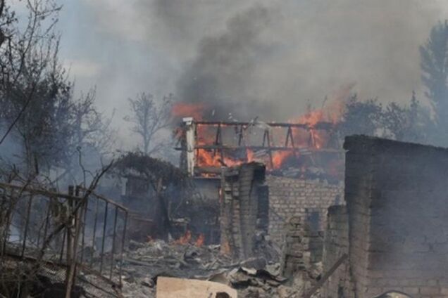 Терористи запалюють: житлові будинки на Луганщині обстрілюють для 'орієнтира'