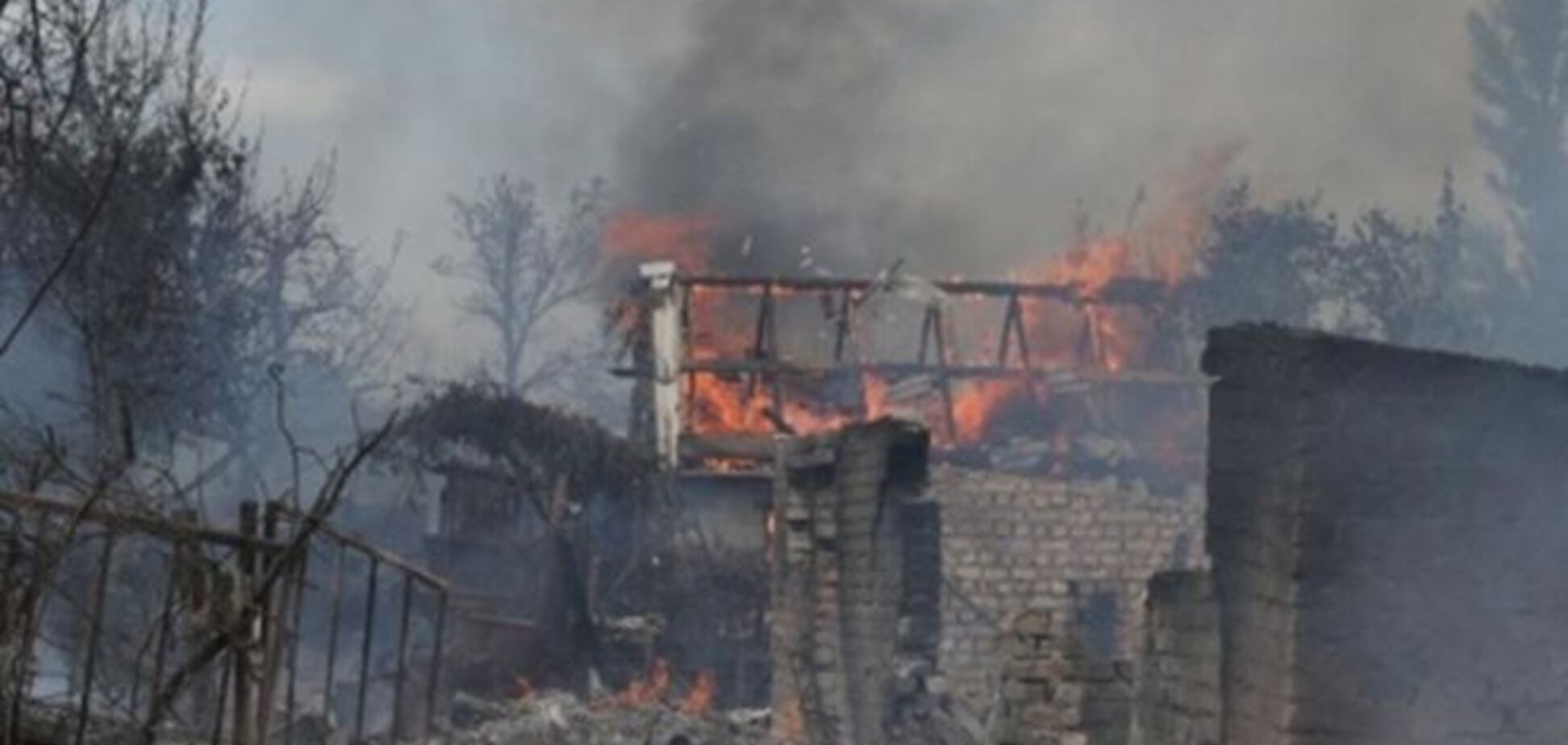 Террористы зажигают: жилые дома на Луганщине обстреливаются для 'ориентира'