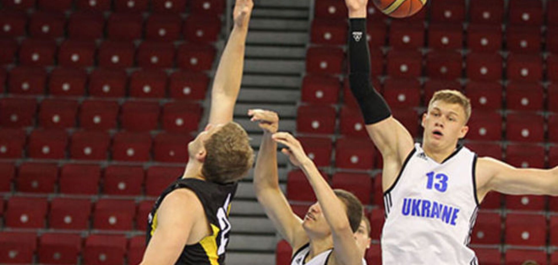 Украина проиграла ключевой матч на молодежном Евробаскете