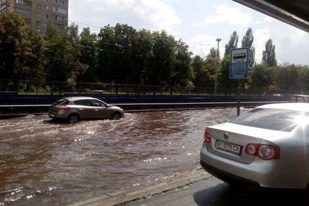 Из-за сильного ливня в Киеве затопило дороги: фотофакт