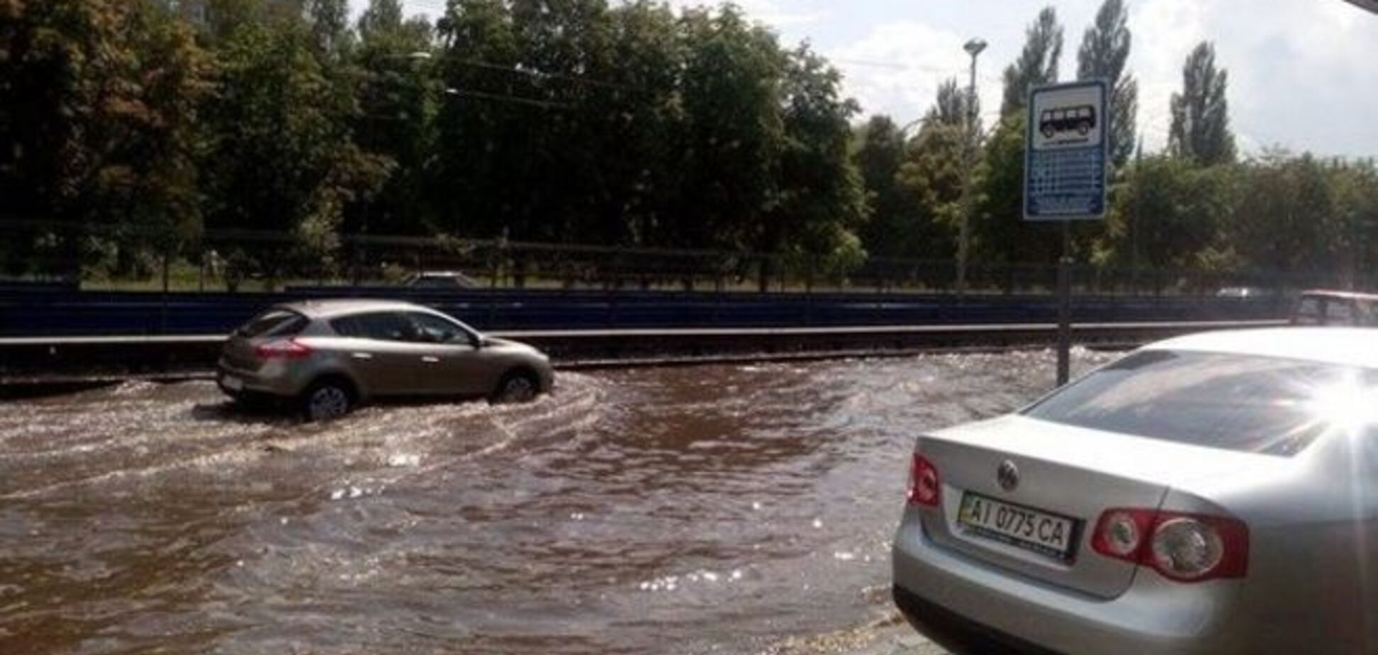 Из-за сильного ливня в Киеве затопило дороги: фотофакт