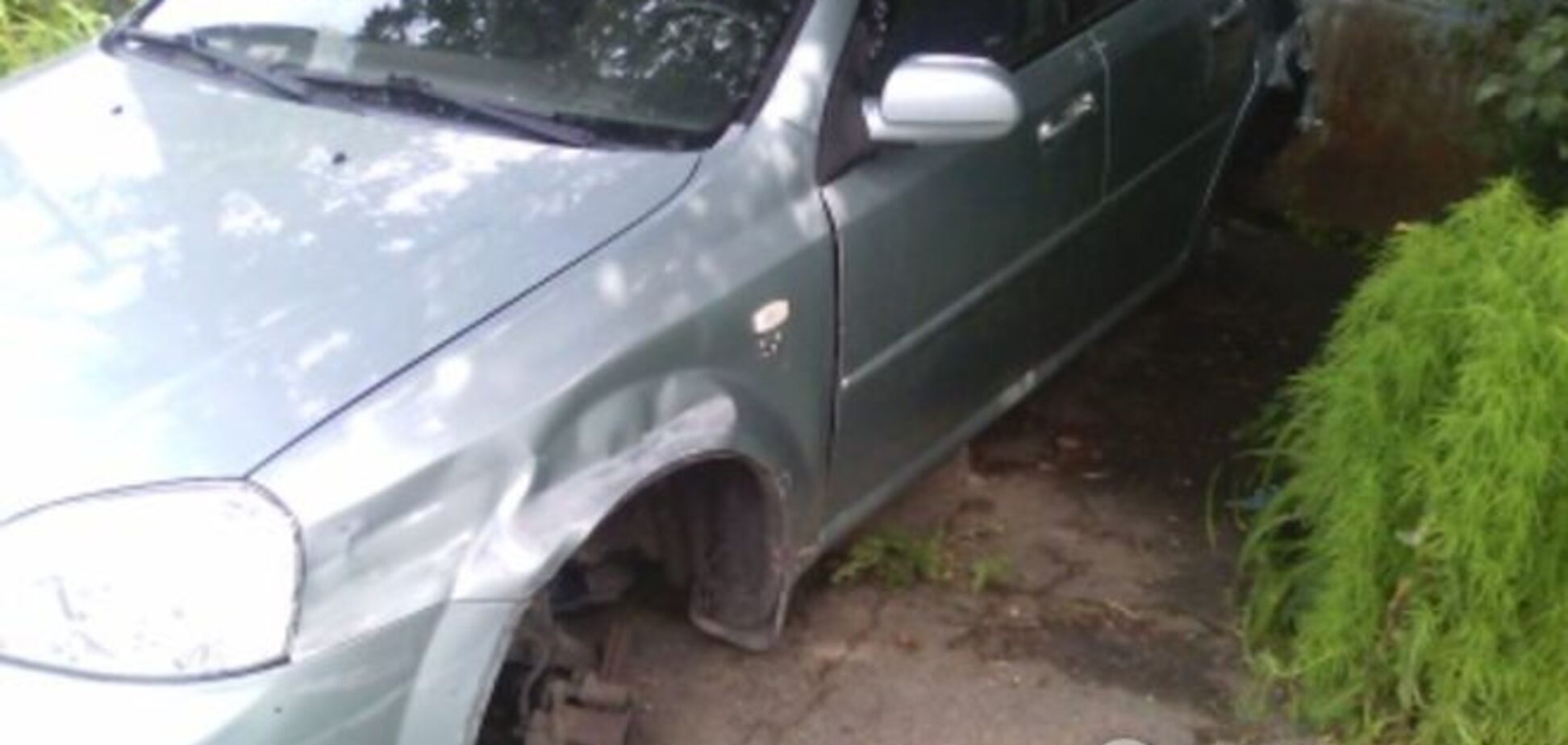 У Києві злодії 'роззули' припаркований автомобіль: фотофакт