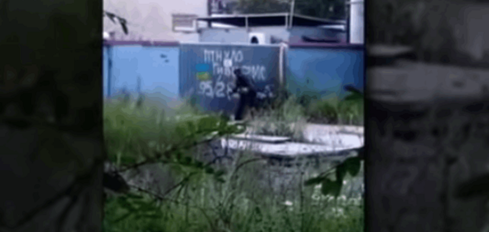 Бойцы АТО под обстрелом нарисовали послание к Путину: видеофакт