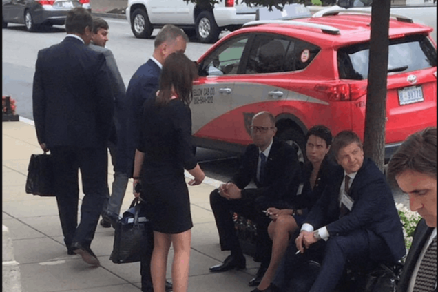 После разговора с Обамой Яценюк в США покурил прямо на улице: фотофакт