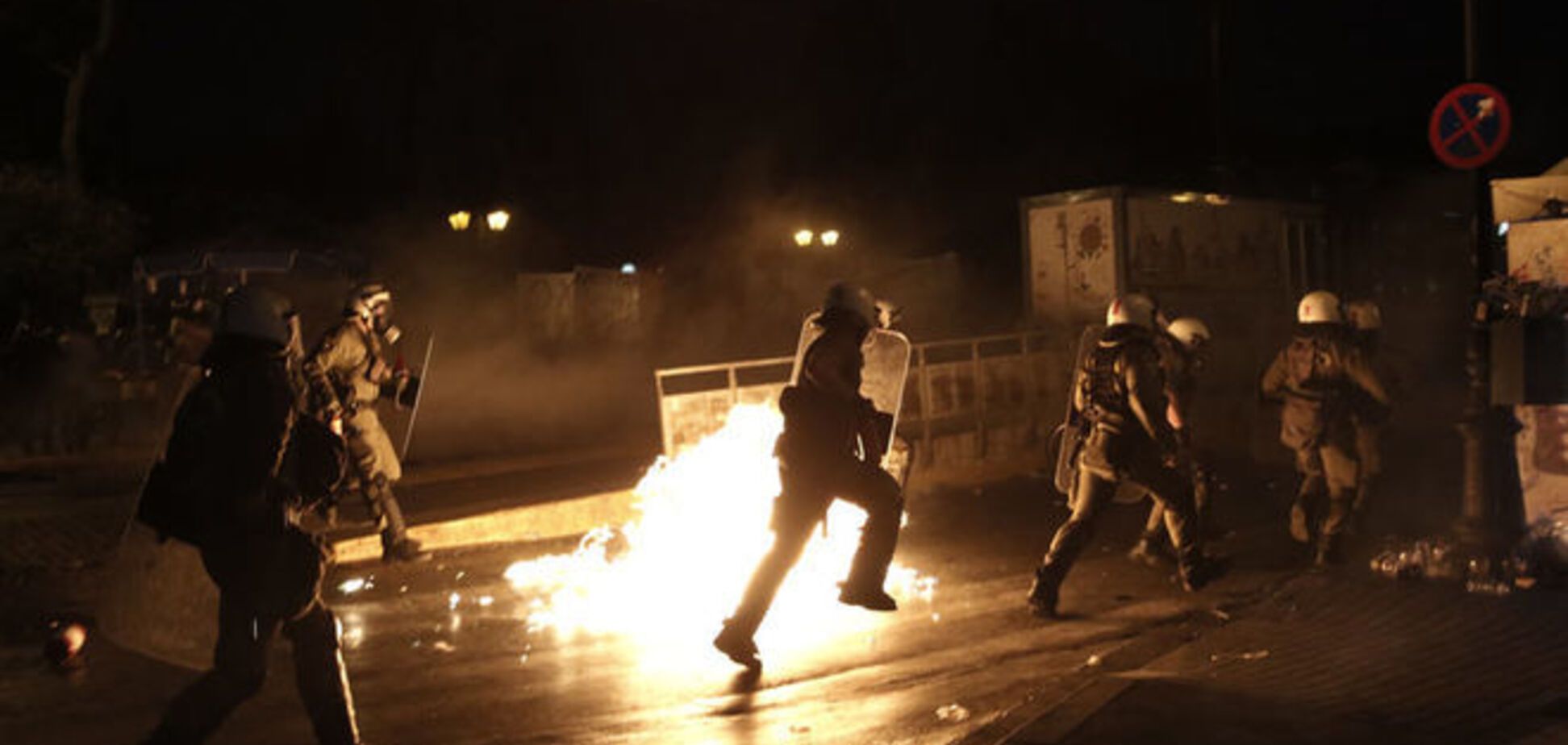 В Афинах протесты обернулись массовыми беспорядками: видеофакт