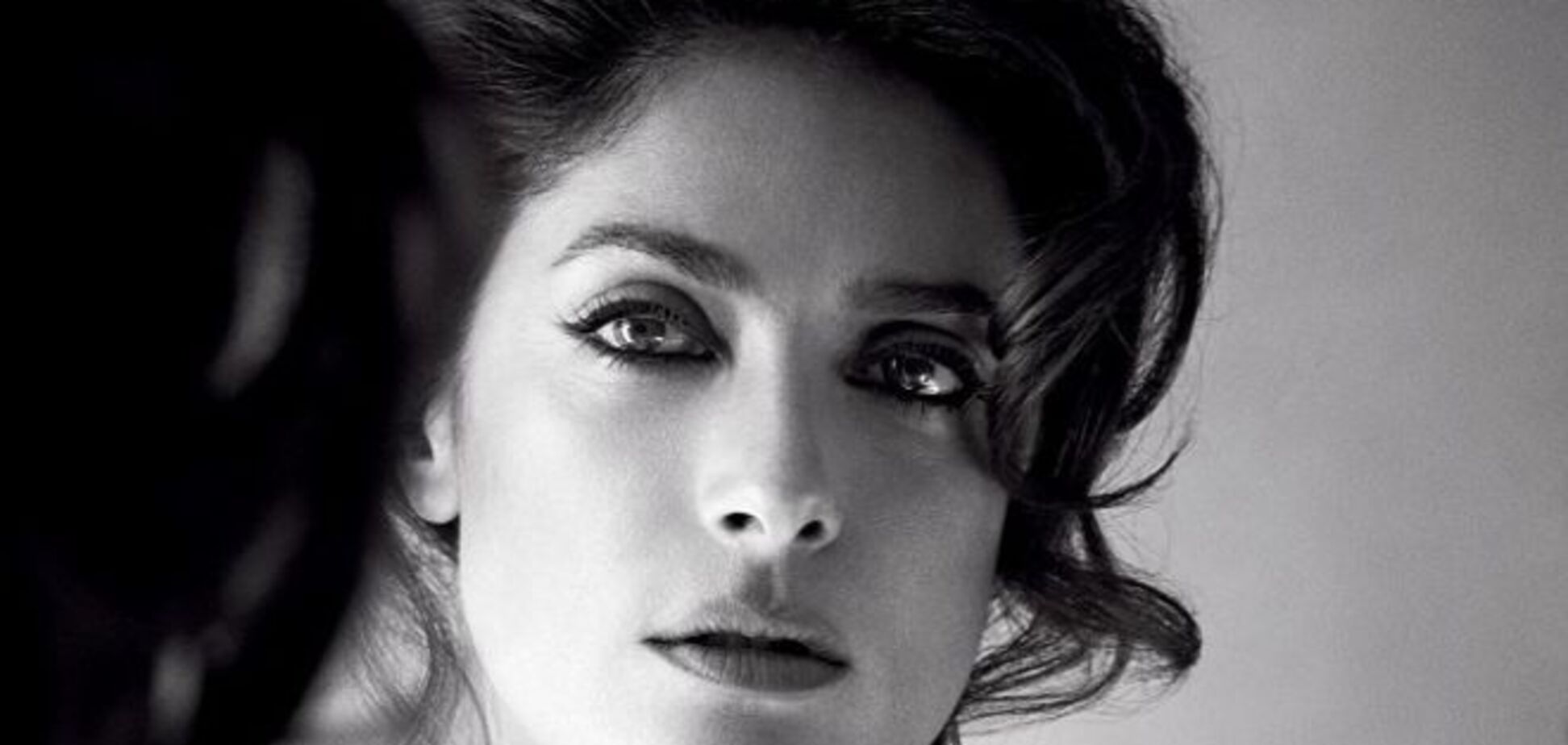 48-летняя красотка Сальма Хайек поразила формами в новой фотосессии топлес