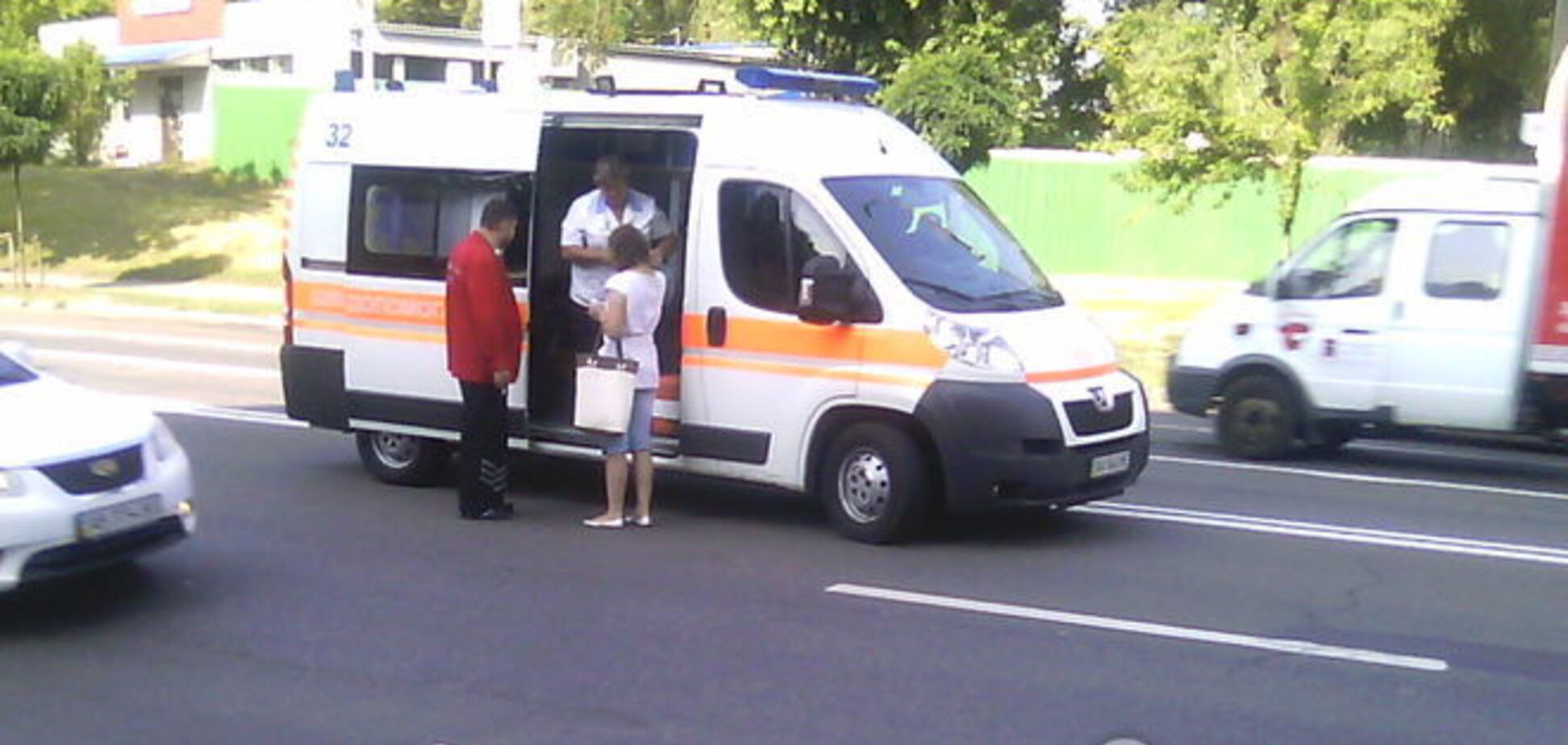 В Киеве автомобиль сбил подростка на пешеходном переходе: фотофакт