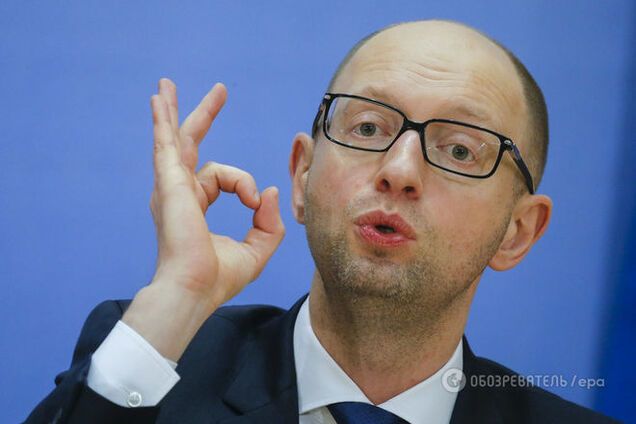 Яценюка снова 'поймали' с сигаретой: фотофакт