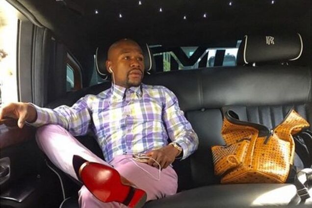 Лучший боксер мира похвастался ярким отдыхом: видео релакса