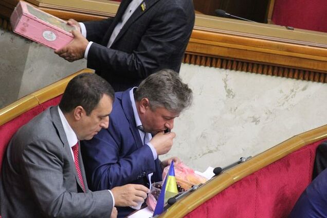 'Печеньки' и персики. Нардепы устроили пир прямо в зале заседаний: фоторепортаж