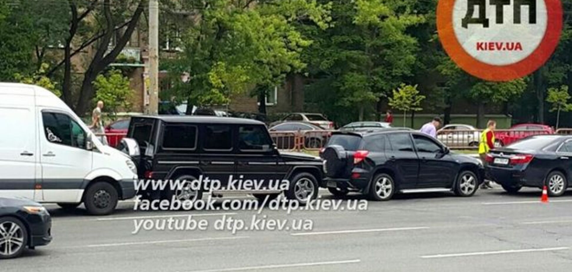 В Киеве 'паровозиком' столкнулись пять автомобилей: фотофакт