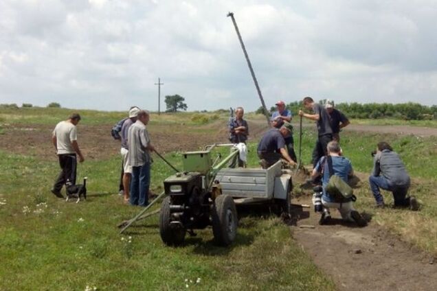 Жителі окупованого села, де впав 'Боїнг', самотужки звели пам'ятник