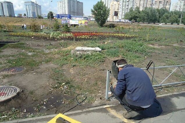 Территорию бывшей скандальной стройки на Осокорках оградили: фотофакт