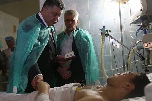 Порошенко наградил пострадавших от теракта во Львове милиционеров