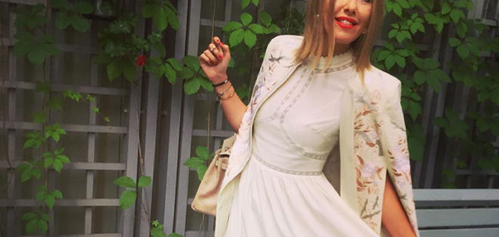 Собчак поразила элегантностью в белом стильном платье