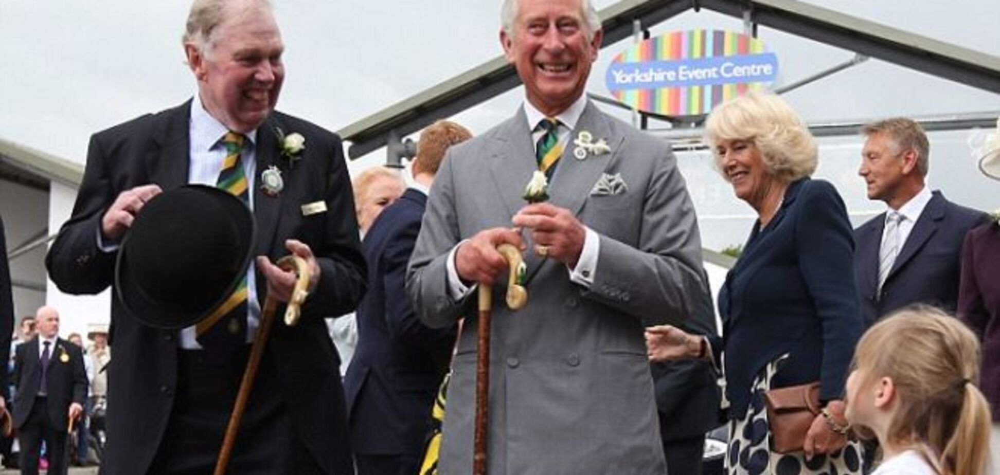 4-річна дівчинка зворушила принца Чарльза і Каміллу чарівним реверансом