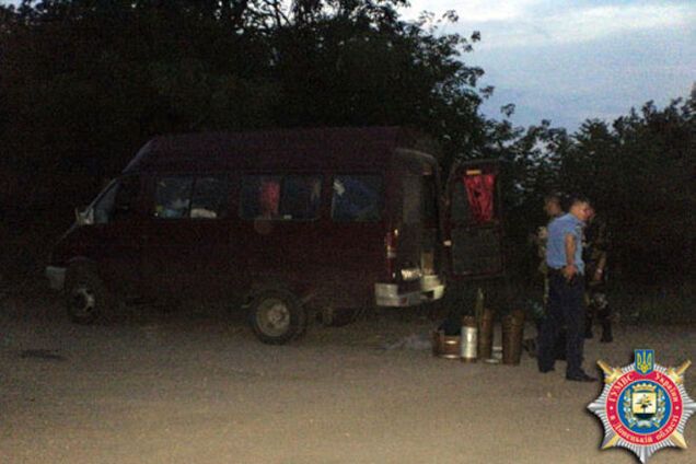 На Донбасі у волонтерів під час обшуку знайшли арсенал зброї: фотофакт