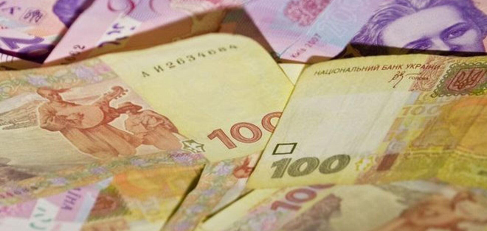 Официальный курс доллара перевалил за психологическую отметку