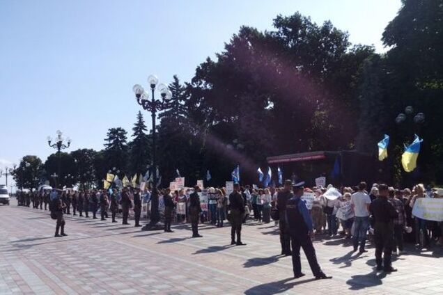 Под Радой проходят сразу несколько митингов