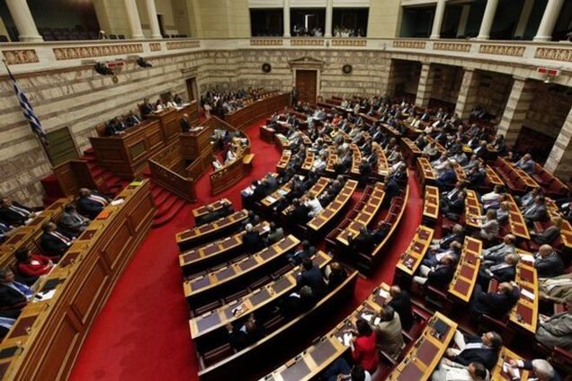 Парламент Греции принял план спасения под крики митингующих