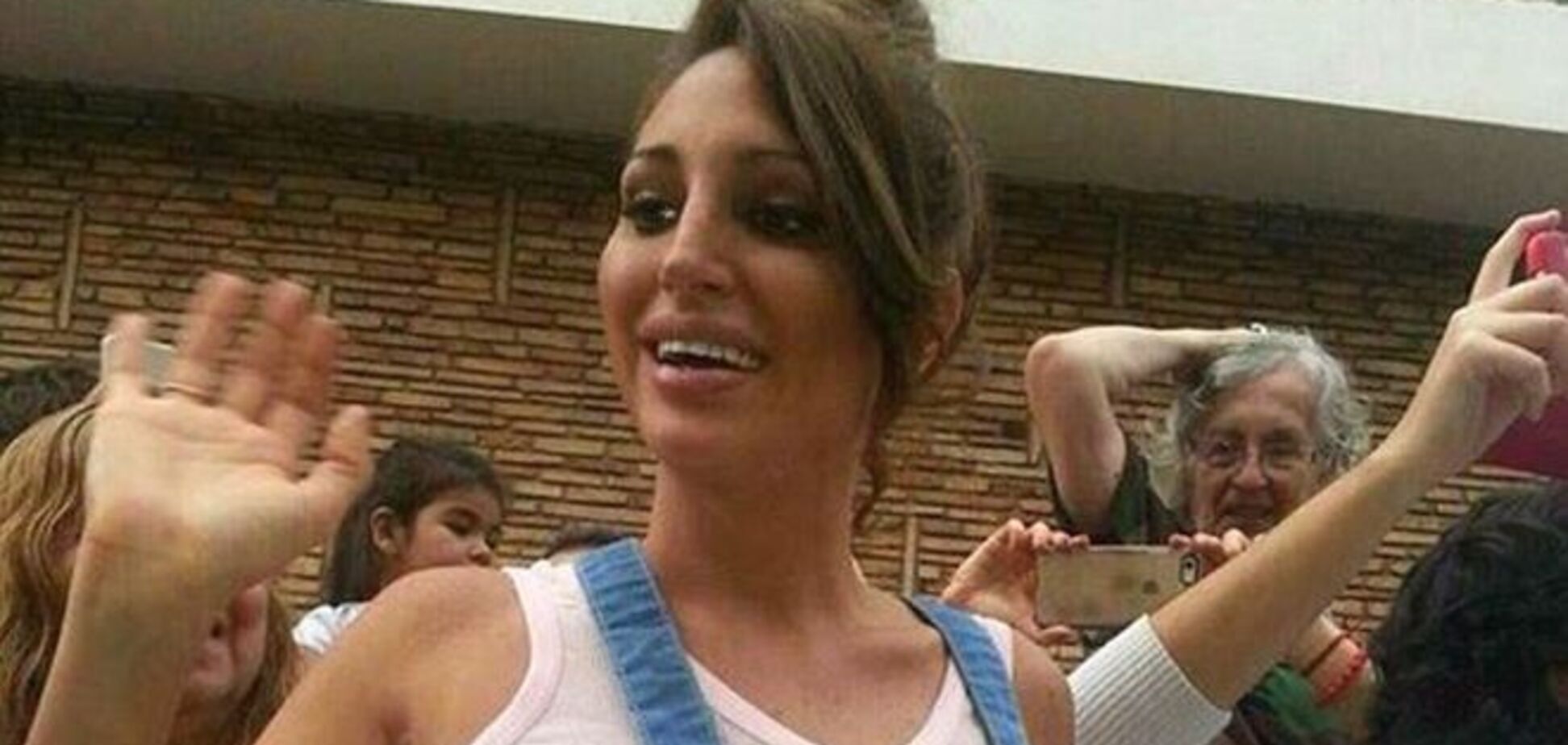 Гламурной модели с большим бюстом не дали встретиться с Папой Римским: девушка не надела бюстгальтер