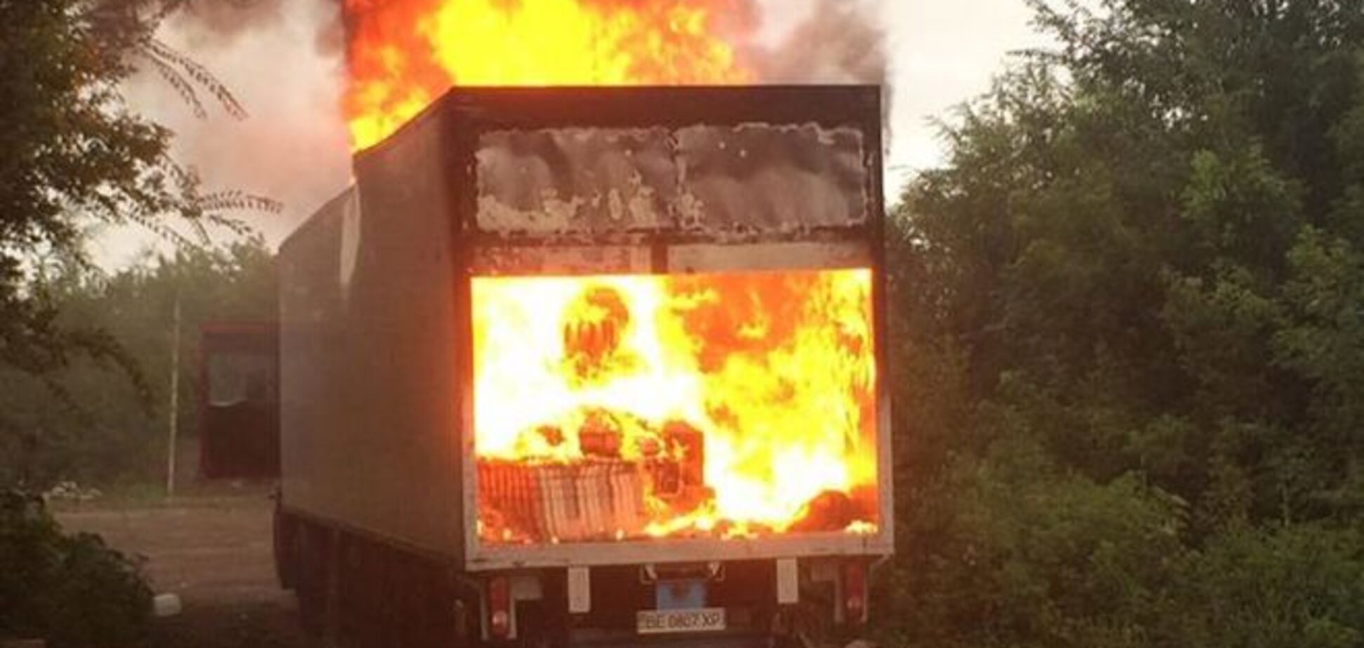 'Бабах и все'. Танк метко подорвал фуру с контрабандой в зоне АТО: фотофакт