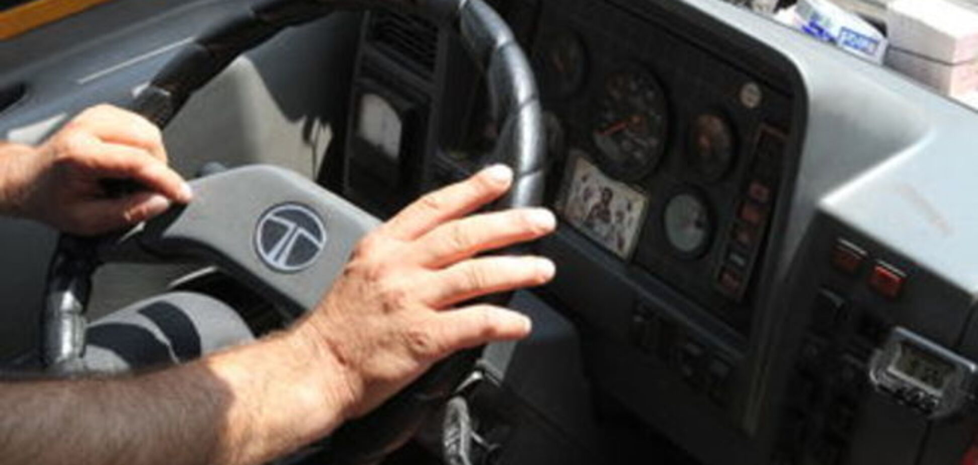 Ударил по голове и порвал бусы: в Киеве из маршрутки вытолкали 76-летнюю пенсионерку