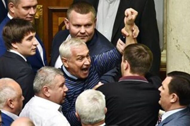 После голосования по Конституции Парасюк устроил потасовку в Раде: опубликованы фото