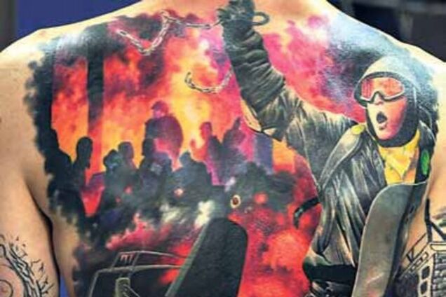 Бойцы 'рисуют' на теле войну: фото потрясающих патриотичных тату