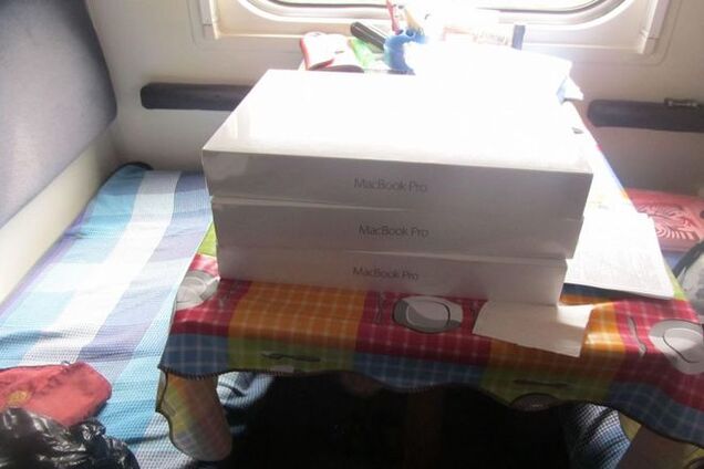 Харьковские проводники пытались вывезти в Россию партию 'MacBook'. Фотофакт
