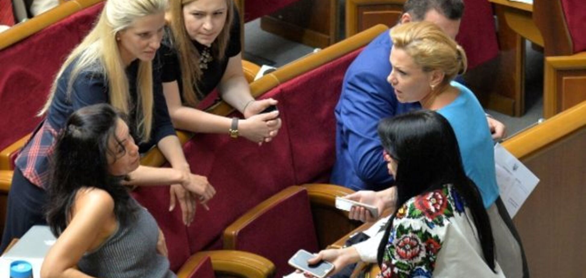 Нардепы устроили оживленный мини-девичник в Раде: фотофакт