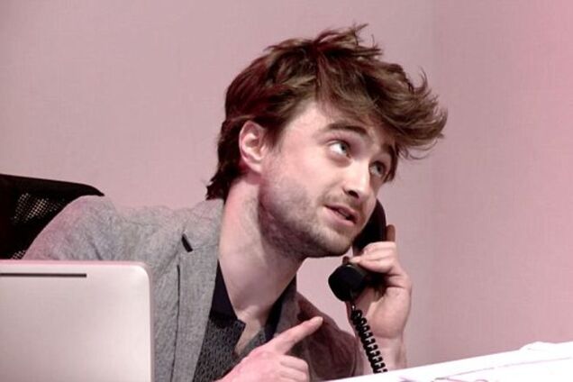 'Гарри Поттер' Рэдклифф устроился на работу в офис и облажался: новичок просто отстой