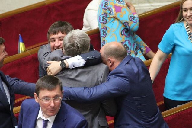 Всем чмоки! В Раде застукали любвиобильных нардепов: фото 'обнимашек' и 'целовашек'